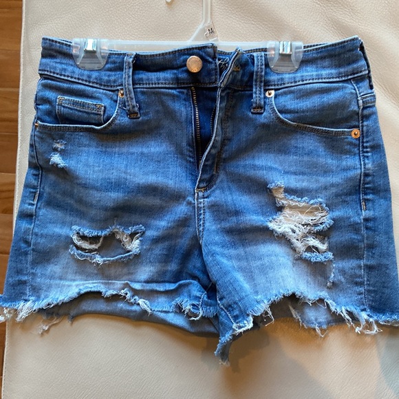 Universal Thread distressed jean shorts size 2 - Picture 3 of 4